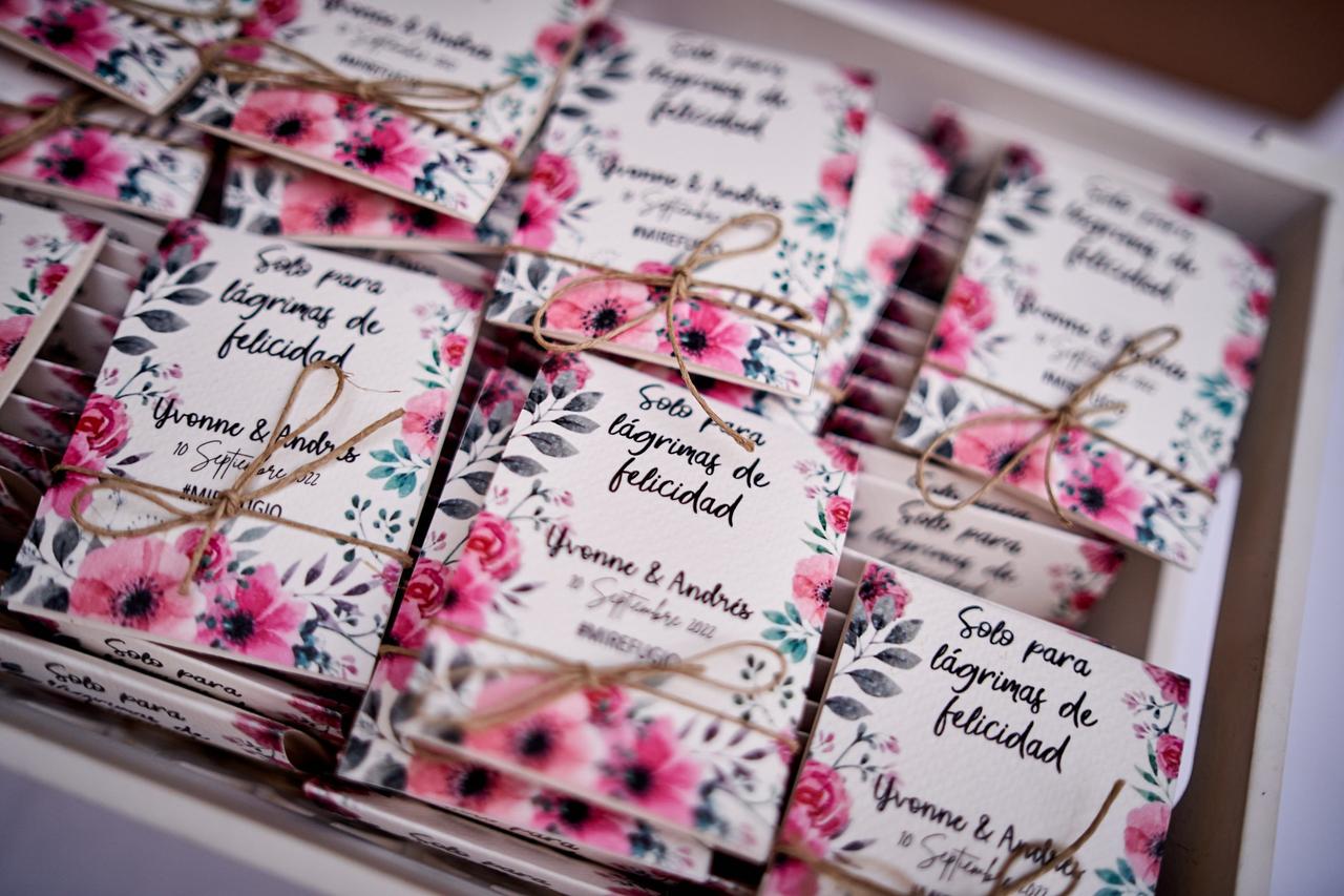 Pañuelos para lágrimas de felicidad boda con un packaging muy floral con cordel