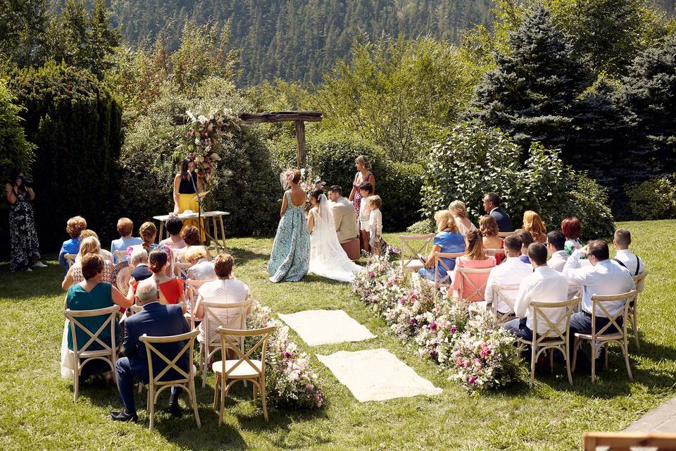 Bodas en primavera:ceremonia civil al aire libre en plena naturaleza con los invitados sentados