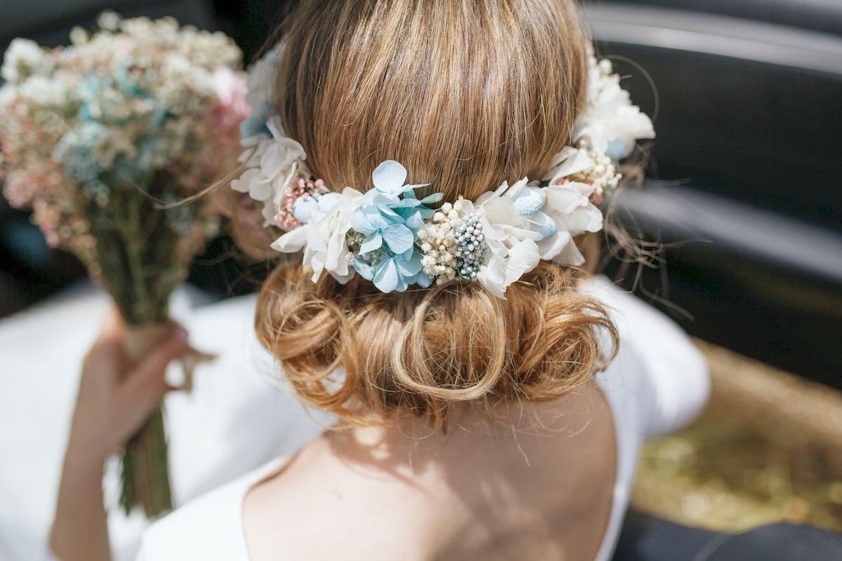 Novia con corona de flores