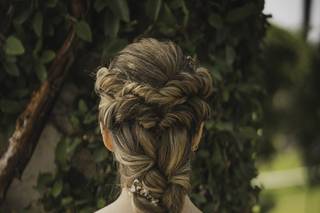 peinados trenzas boda: mujer con recogido deshecho
