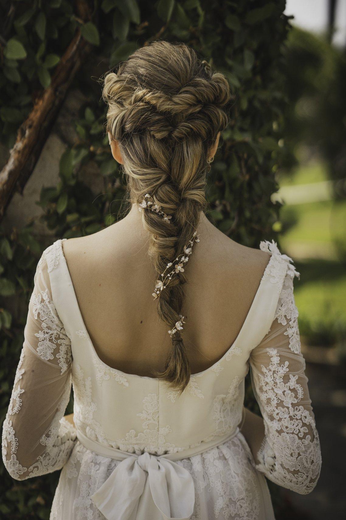 peinados trenzas boda: mujer con recogido deshecho
