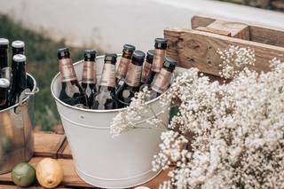 Cerveza para bodas: cubo metálico blanco lleno de cervezas