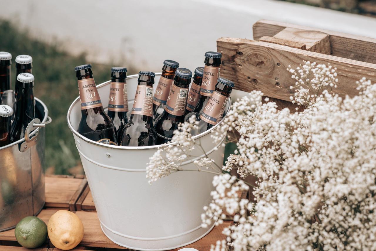 Cerveza para bodas: cubo metálico blanco lleno de cervezas