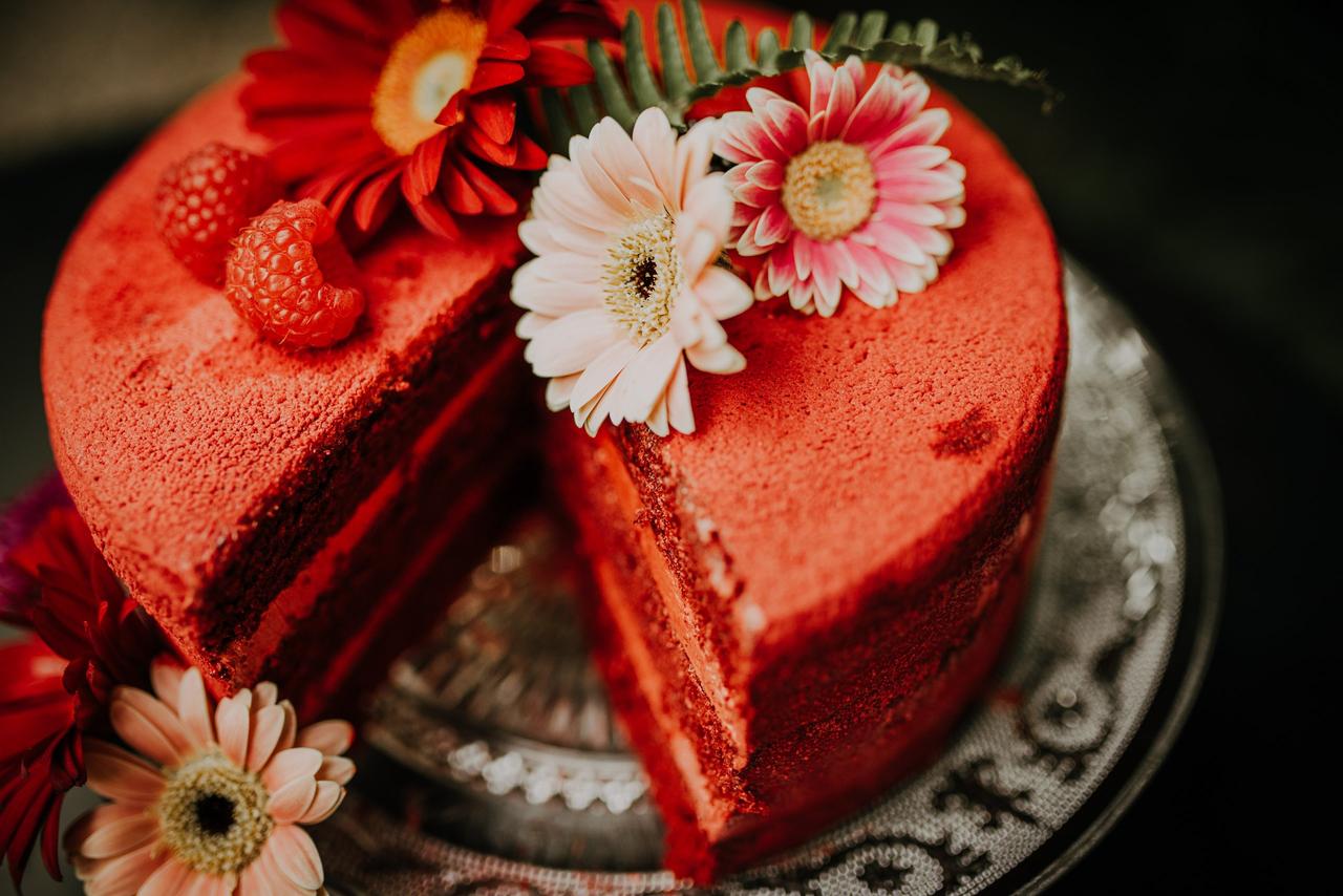 tarta red velvet con flores para el día de la boda