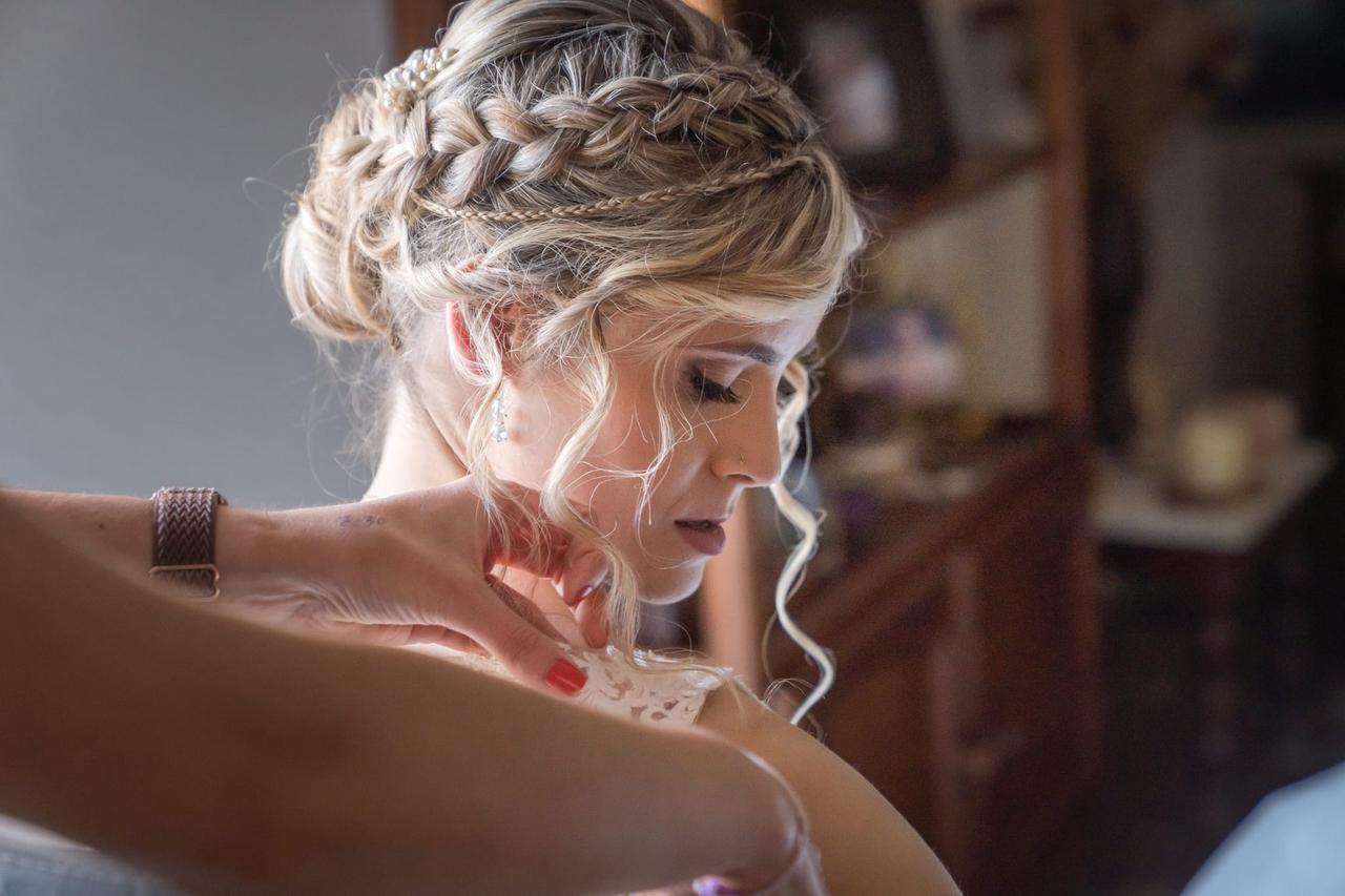 Peinado trenza: chica con un recogido trenzado con mechones sueltos