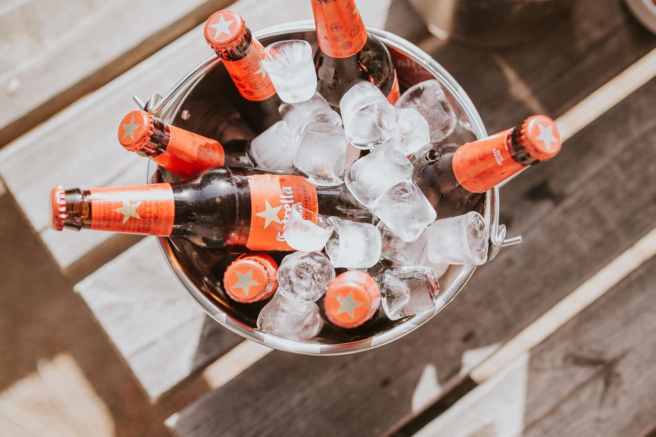 Corner cervezas boda con cubo metálico con siete cervezas en su interior y varios cubitos de hielo