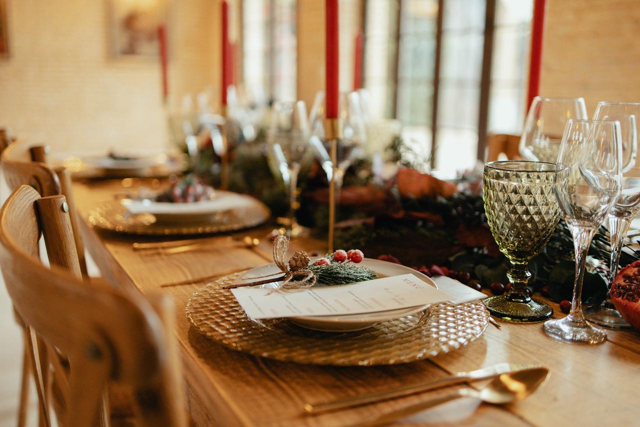 Decoración boda Navidad: mesa para banquete de boda con detalles Navidad encima de cada plato