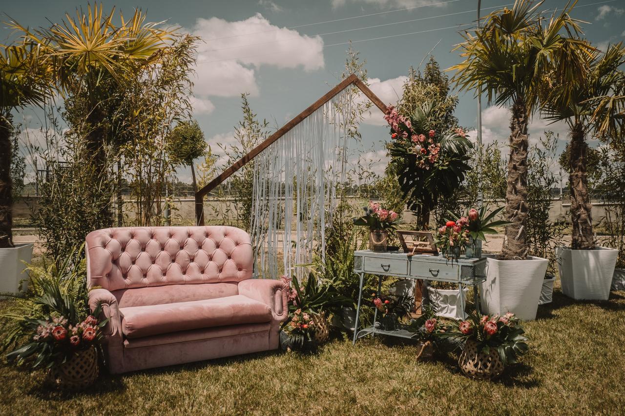 Altar de boda civil al aire libre con decoración vintage