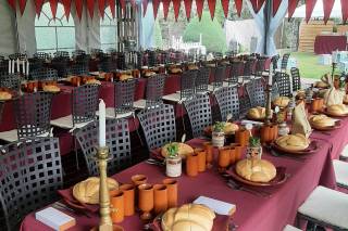 bodas medievales: banquete con mesas largas