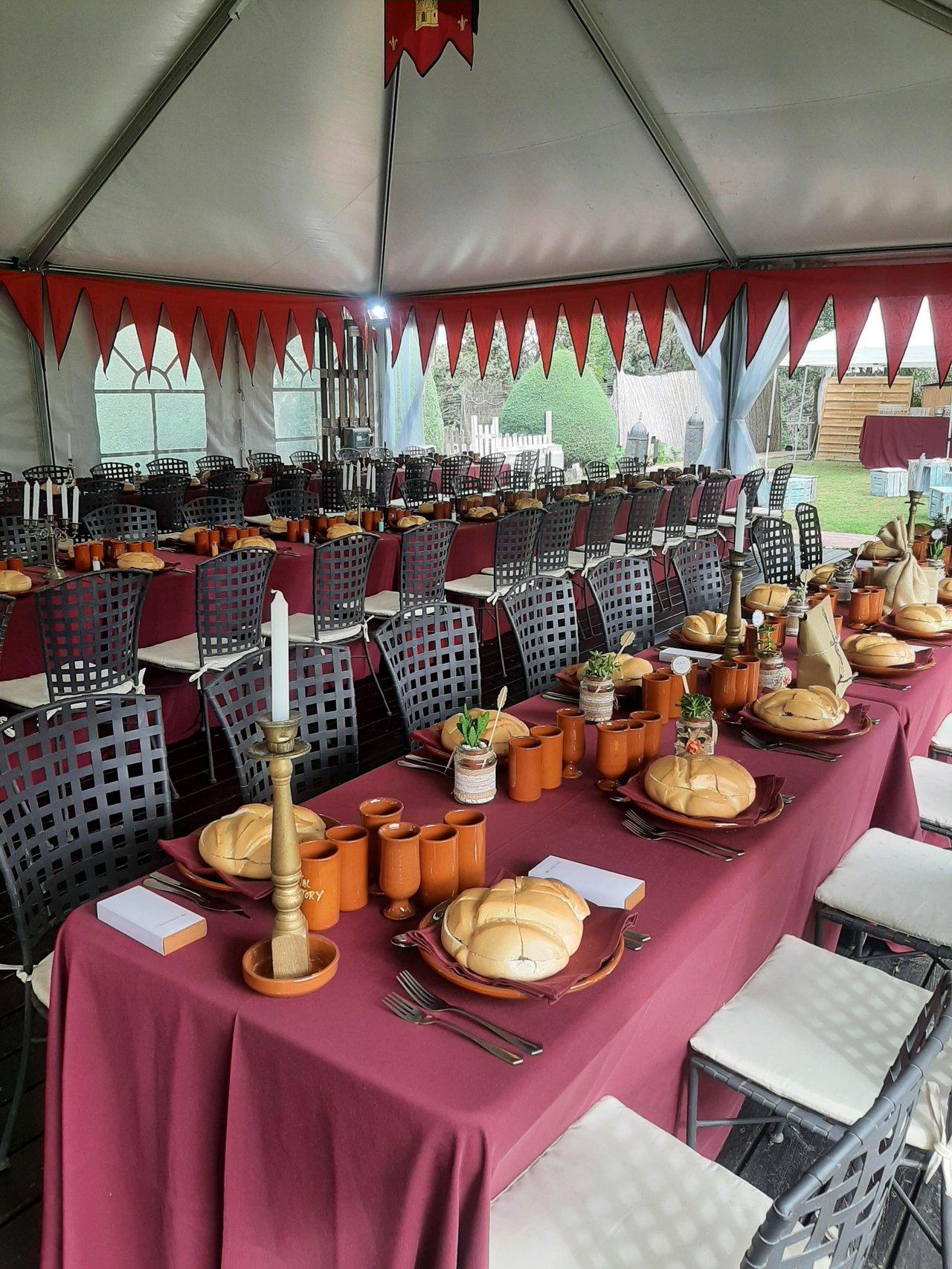bodas medievales: banquete con mesas largas