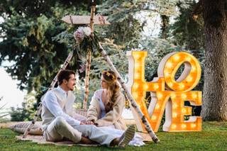 Letras grandes e iluminadas con la palabra Love el día de la boda