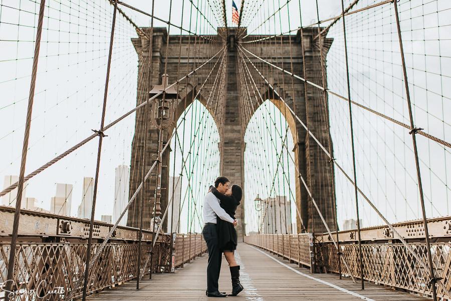 Como manter um relacionamento à distância: casal se beija no meio da Ponte do Brooklyn, em Nova York