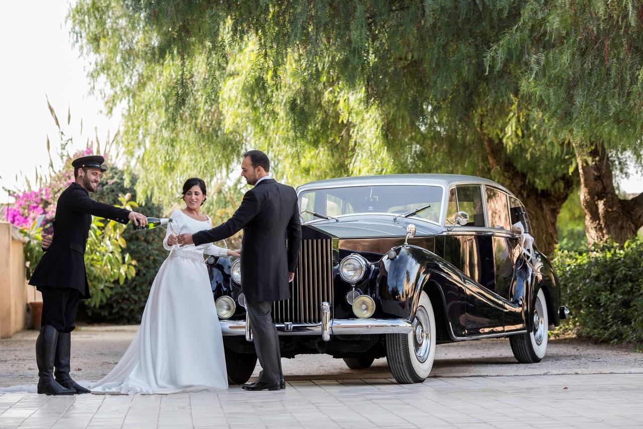 Boda De Cerca La Decoración En El Coche Negro Fotos, retratos