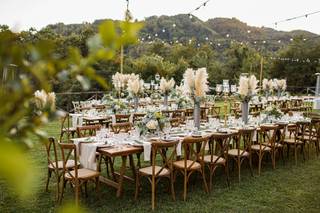 Decoración mesa boda con centros altos con pampa grass