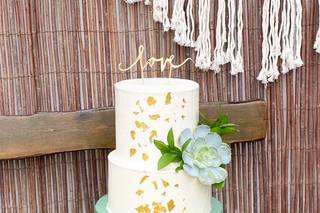 Tarta de boda bicolor con detalles dorados