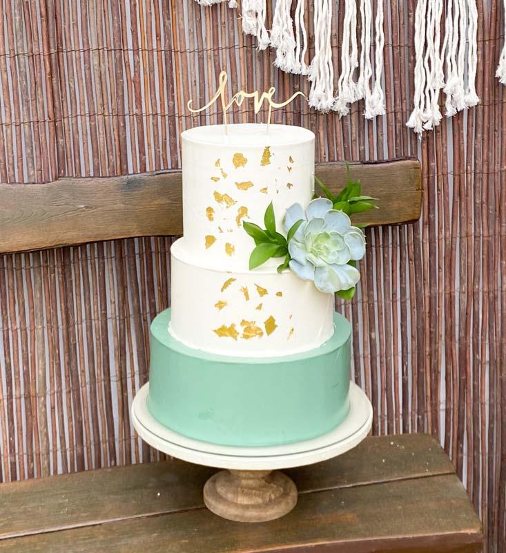 Tarta de boda bicolor con detalles dorados