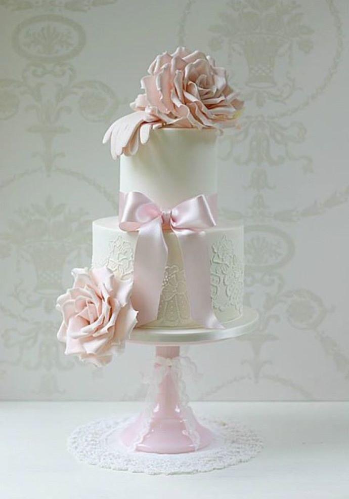 Tarta de boda en blanco y rosa