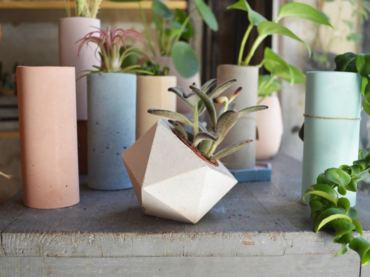 Centros de mesa con macetas geométricas para el día de la boda