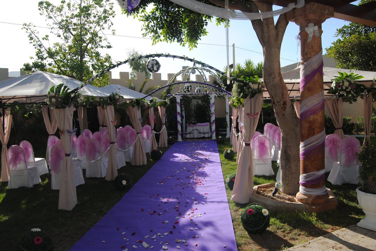 Color Pantone 2022 Very Peri: decoración del espacio de la ceremonia civil de boda