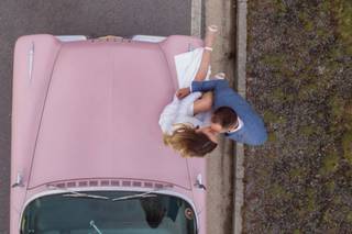 Bodas en color rosa románticas y solidarias: coche de boda