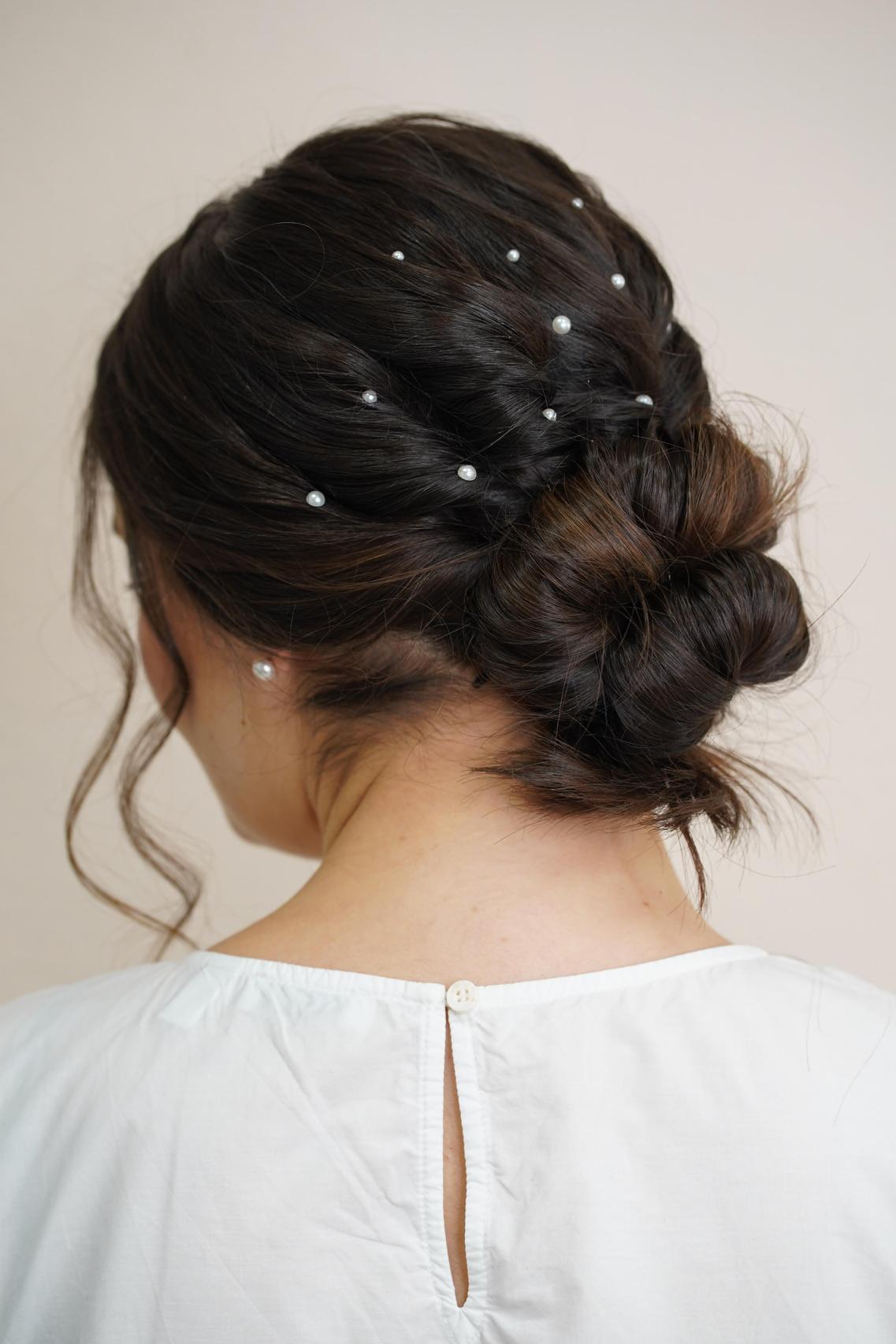 Moños de novia bajos con perlas