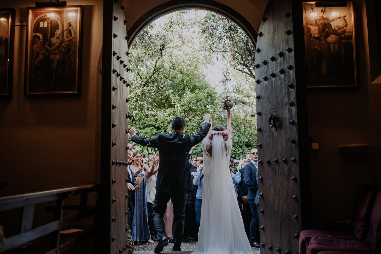 Salida de los novios de la ceremonia religiosa el día de la boda
