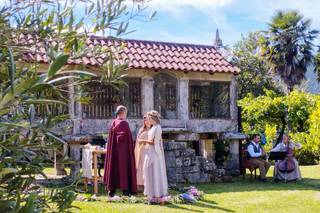 bodas medievales: pareja de hombre y mujer casándose al estilo medieval