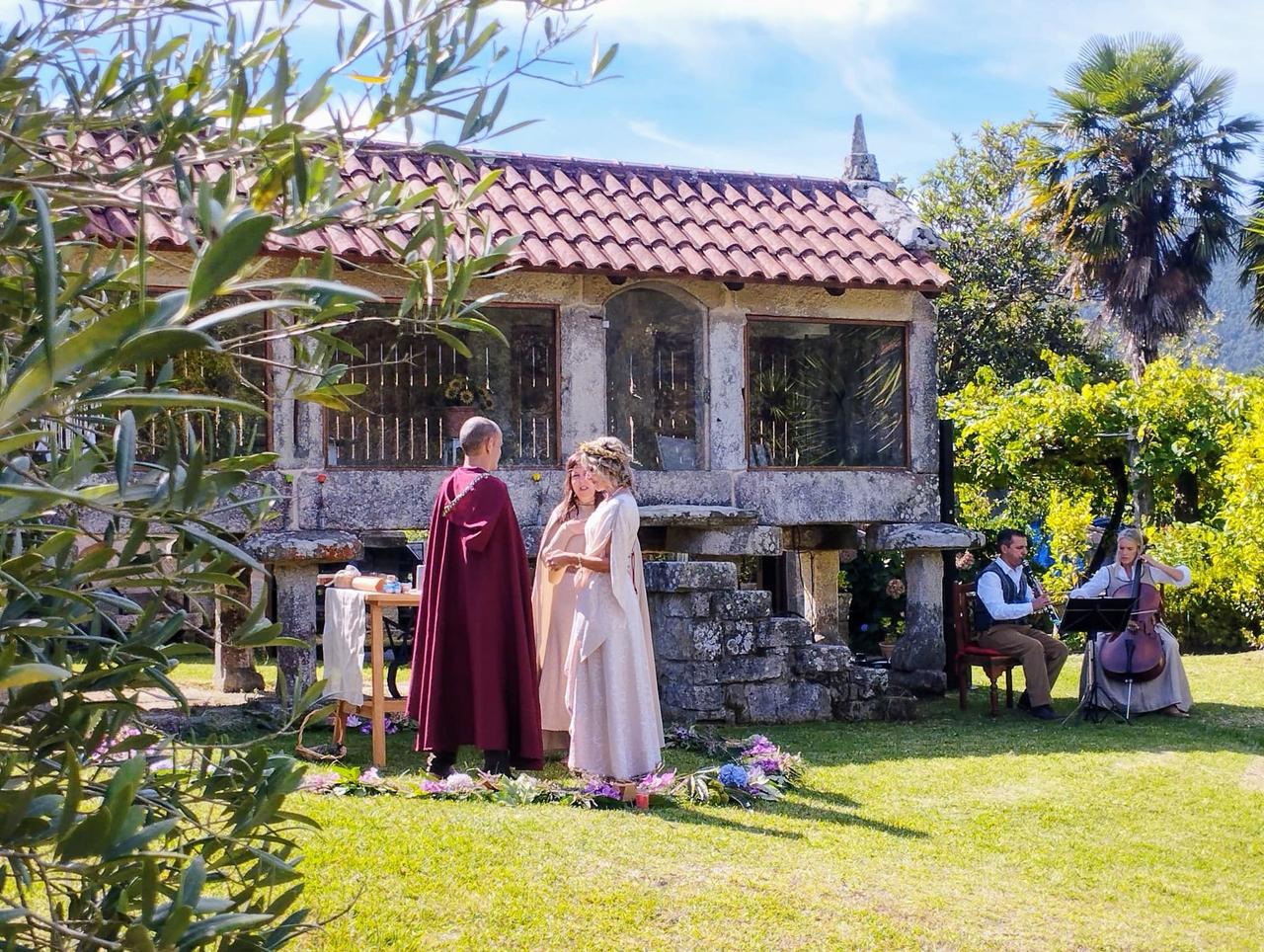 bodas medievales: pareja de hombre y mujer casándose al estilo medieval