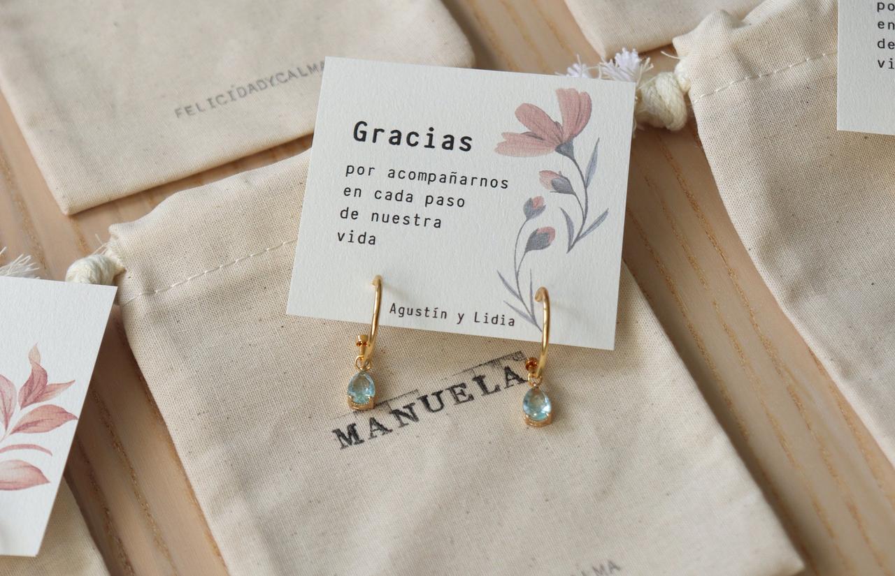 Bodas sencillas: pendientes personalizados con una bolsita con el nombre de una de las invitadas de boda y una tarjeta de agradecimiento