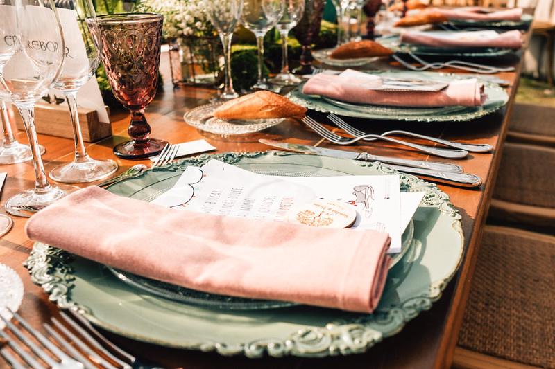 Decoración boda vintage: mesa alargada con platos de inspiración antigua