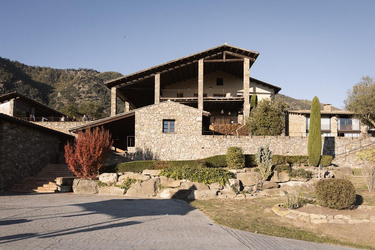Fiesta preboda: fachada de una casa rural con jardín con césped
