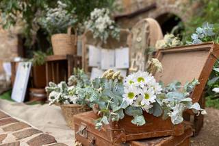 Decoración de boda vintage sencilla con maletas antiguas llenas de flores