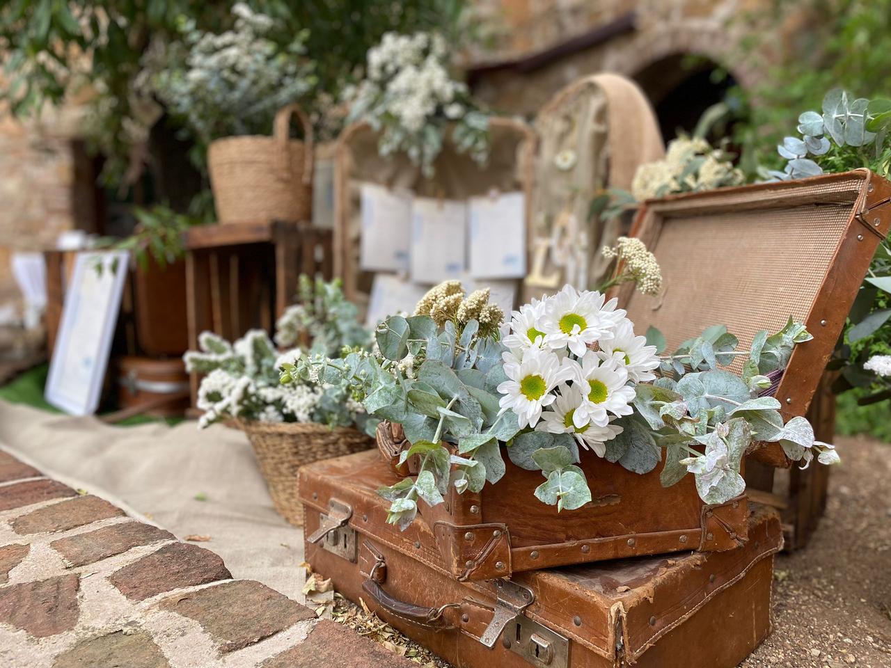 Decoración de boda vintage sencilla con maletas antiguas llenas de flores