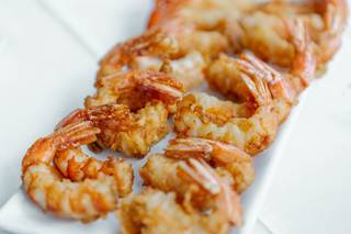 Aperitivos para bodas: gambas rebozadas