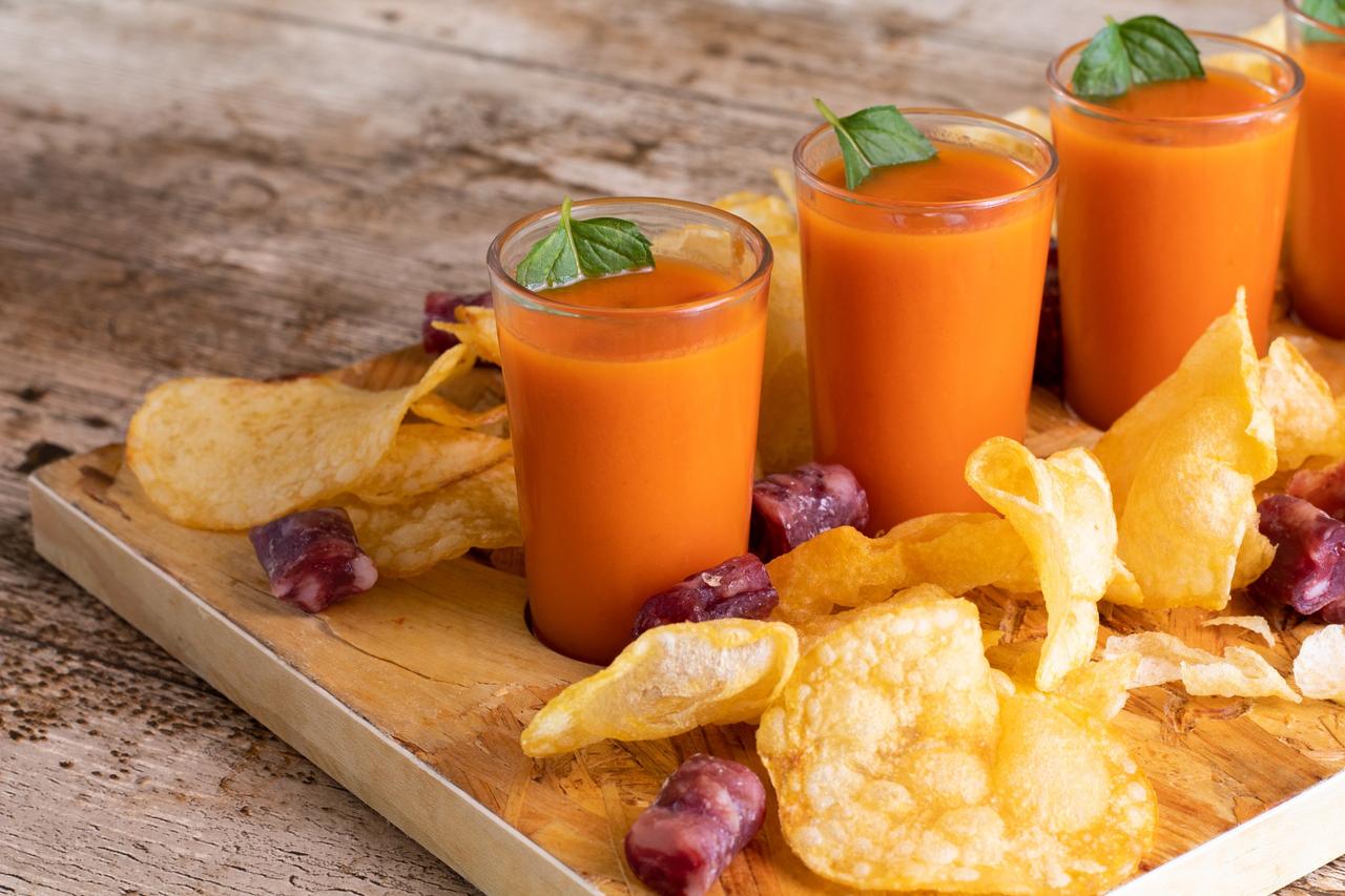 Aperitivos para bodas: vasitos de salmorejo acompañados de fuet y patatas fritas