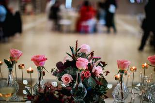 Centro de mesa de primavera con rosas en jarros individuales de cristal