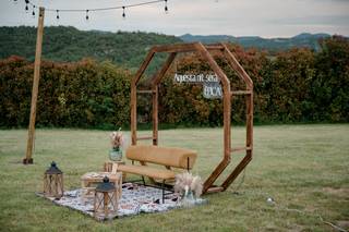 Photocall de boda rústico: rincón con sofá y estructura de madera