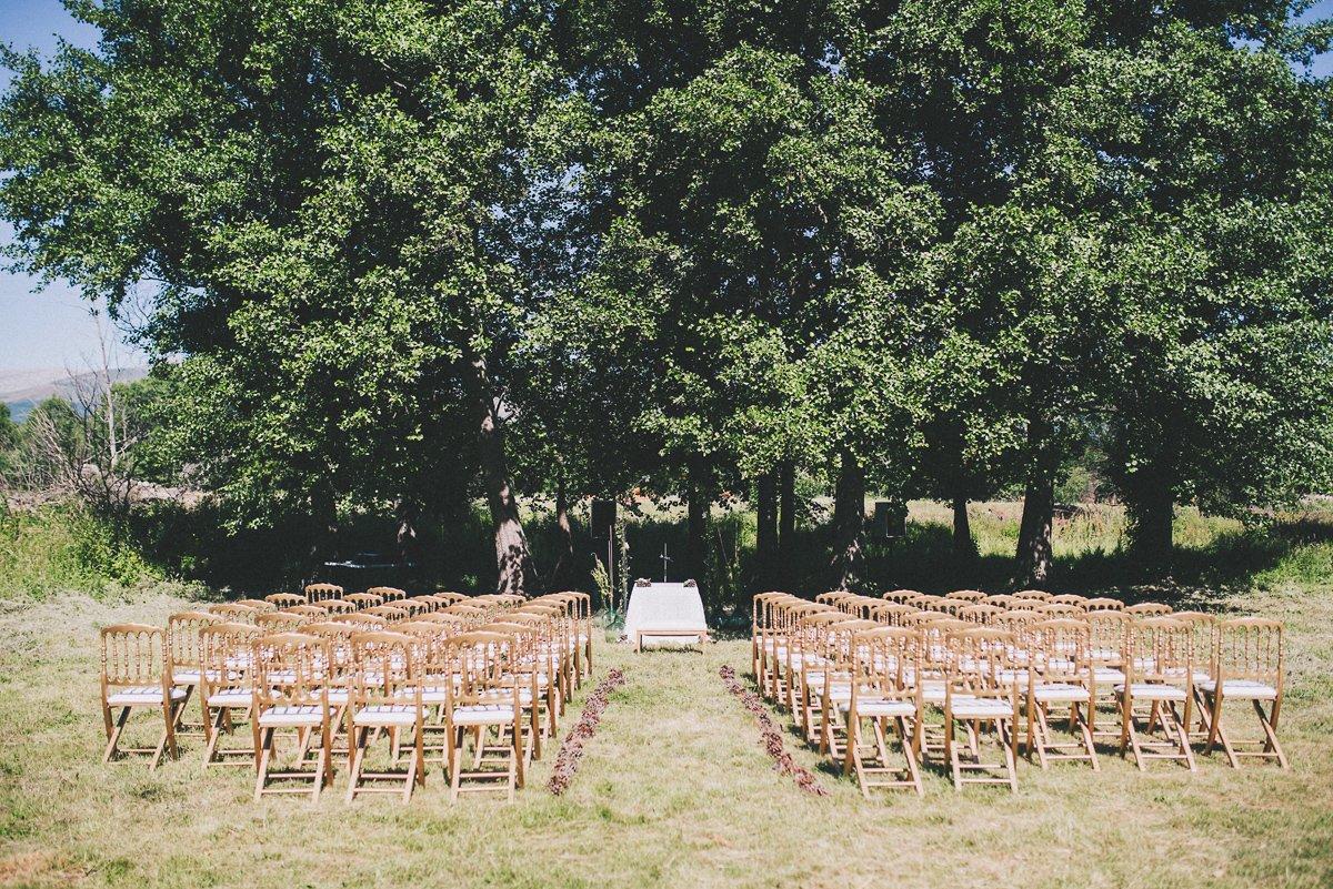 Boda rústica: precioso campo preparado para la celebración de una boda civil al aire libre
