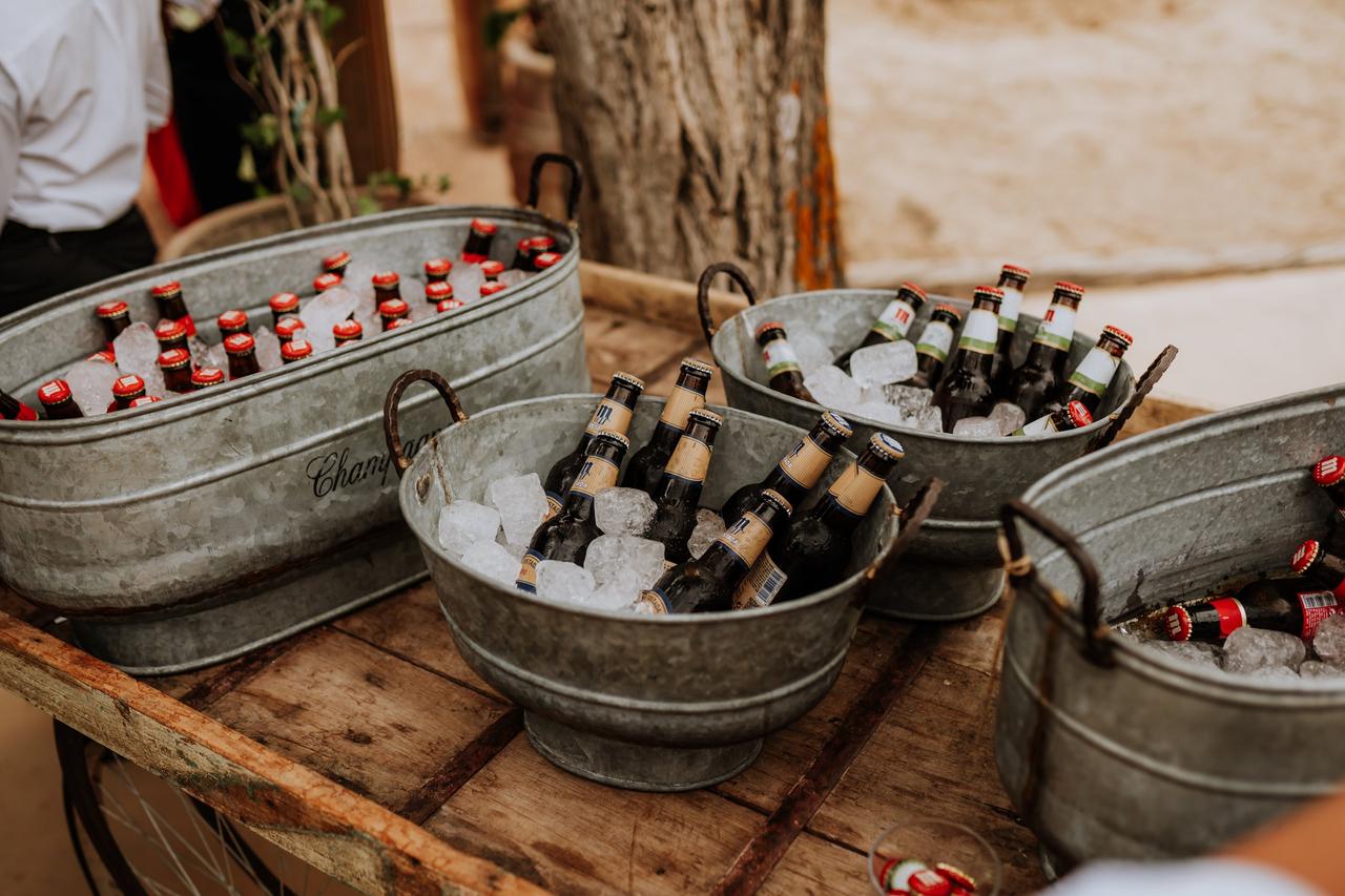 Cerveza para bodas: cubos de cinc de diferente forma y tamaño llenos de botellas de cerveza con hielo