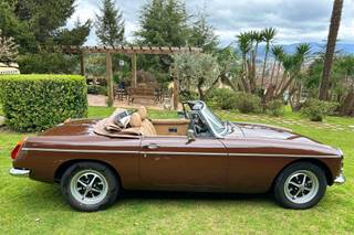 Color Pantone 2025: coche de boda descapotable en Mocha Mousse