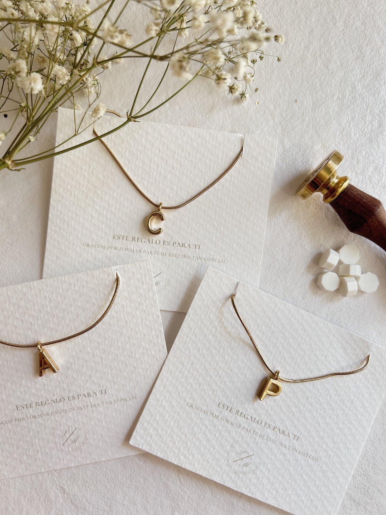 Regalos originales de boda para invitados: colgantes personalizados