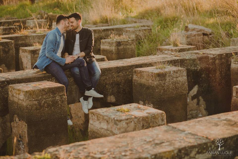 Apodos para una pareja de novios: dos chicos sentados en un muro con una actitud muy cariñosa