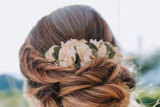 Peinado trenza: novia con el pelo recogido con trenza y detalle de flores