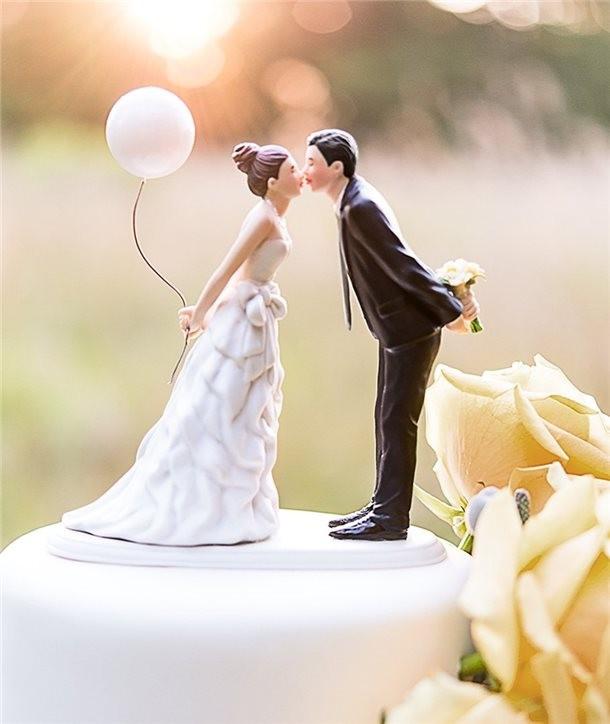 Figura para tarta novios beso.  Complementos originales para bodas