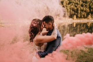 Bodas en color rosa románticas y solidarias: humo de colores