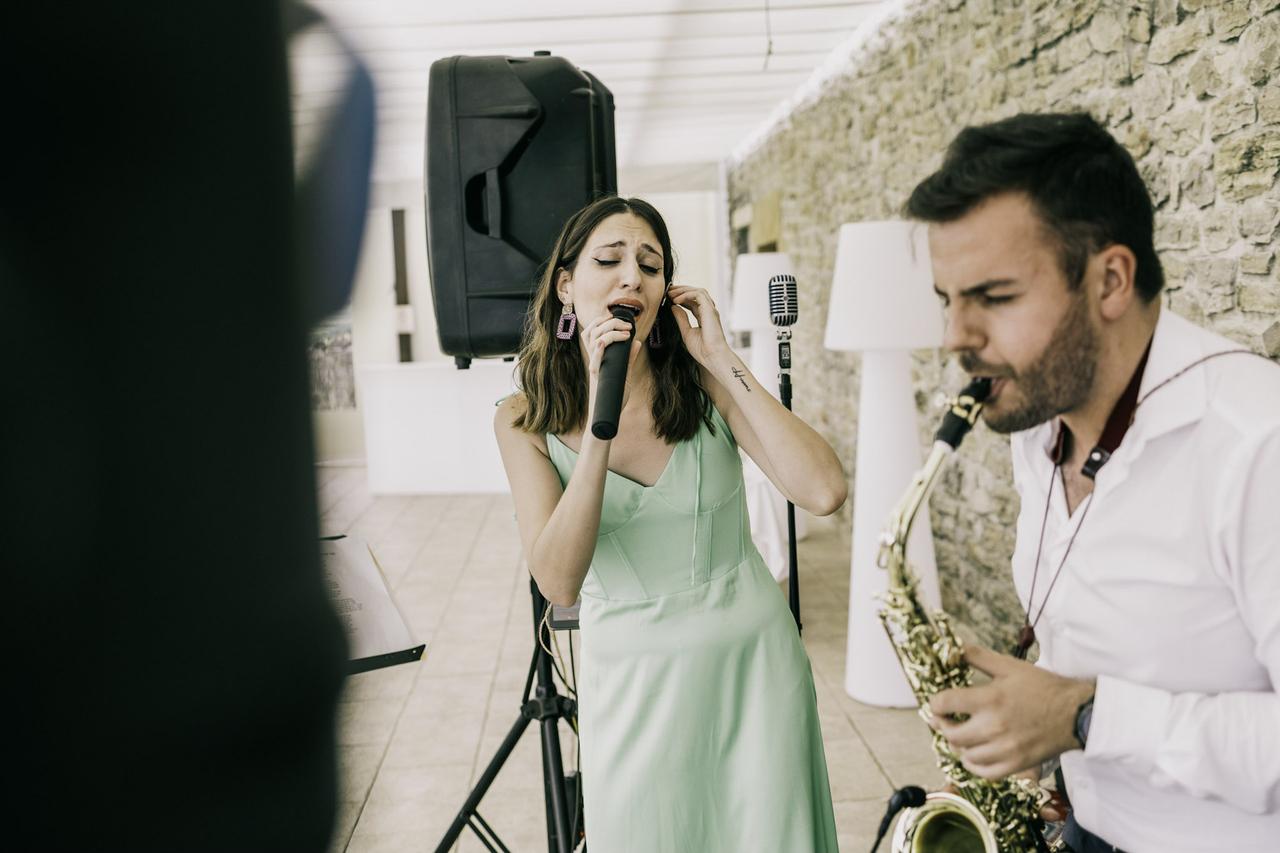 Integrantes del dúo Sax&Bleu interpretando un tema en una boda