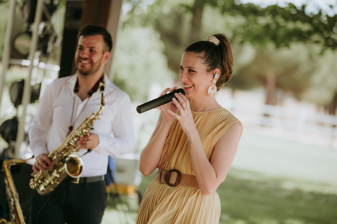Bodas sencillas: actuación musical en directo de un dúo