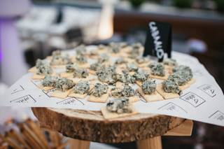 Mesa de quesos boda: tabla de aperitivo con tostadita y queso azul