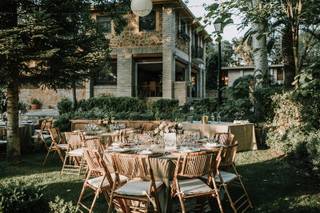 Boda rústica: precioso jardín rodeado de vegetación y preparado para la celebración de un banquete de boda al aire libre