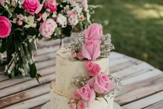 Tarta de boda con flores rosas